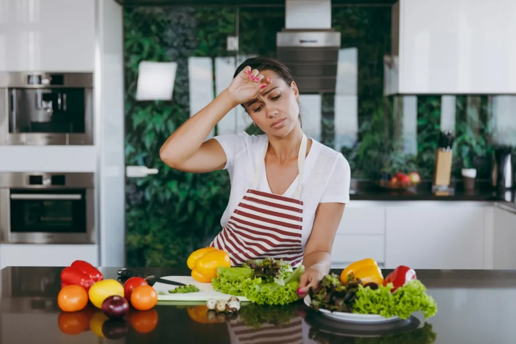 người phụ nữ mệt mỏi khi giảm cân bằng cách ăn low carb