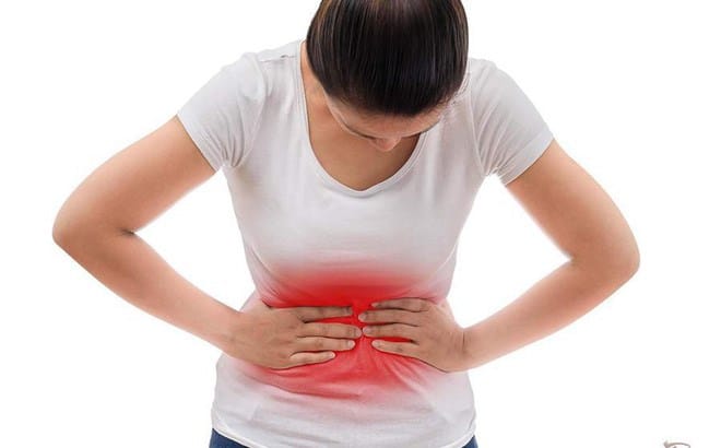 Người phụ nữ đau bụng dữ dội vì ăn uống sai giờ giấc.