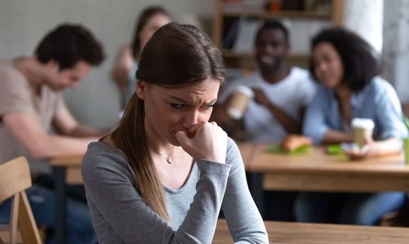 Cô gái sợ giao tiếp do rối loạn lo âu