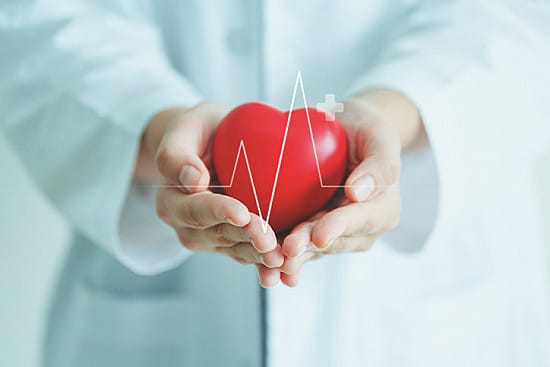 hình ảnh một người nâng niu trái tim khỏe mạnh